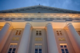 A világ legjobb egyetemei versengenek a kislányért