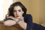 Anne Hathaway babát vár