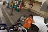VIDEÓ: Így vidítsunk fel szegény gyerekeket az utcán motorral