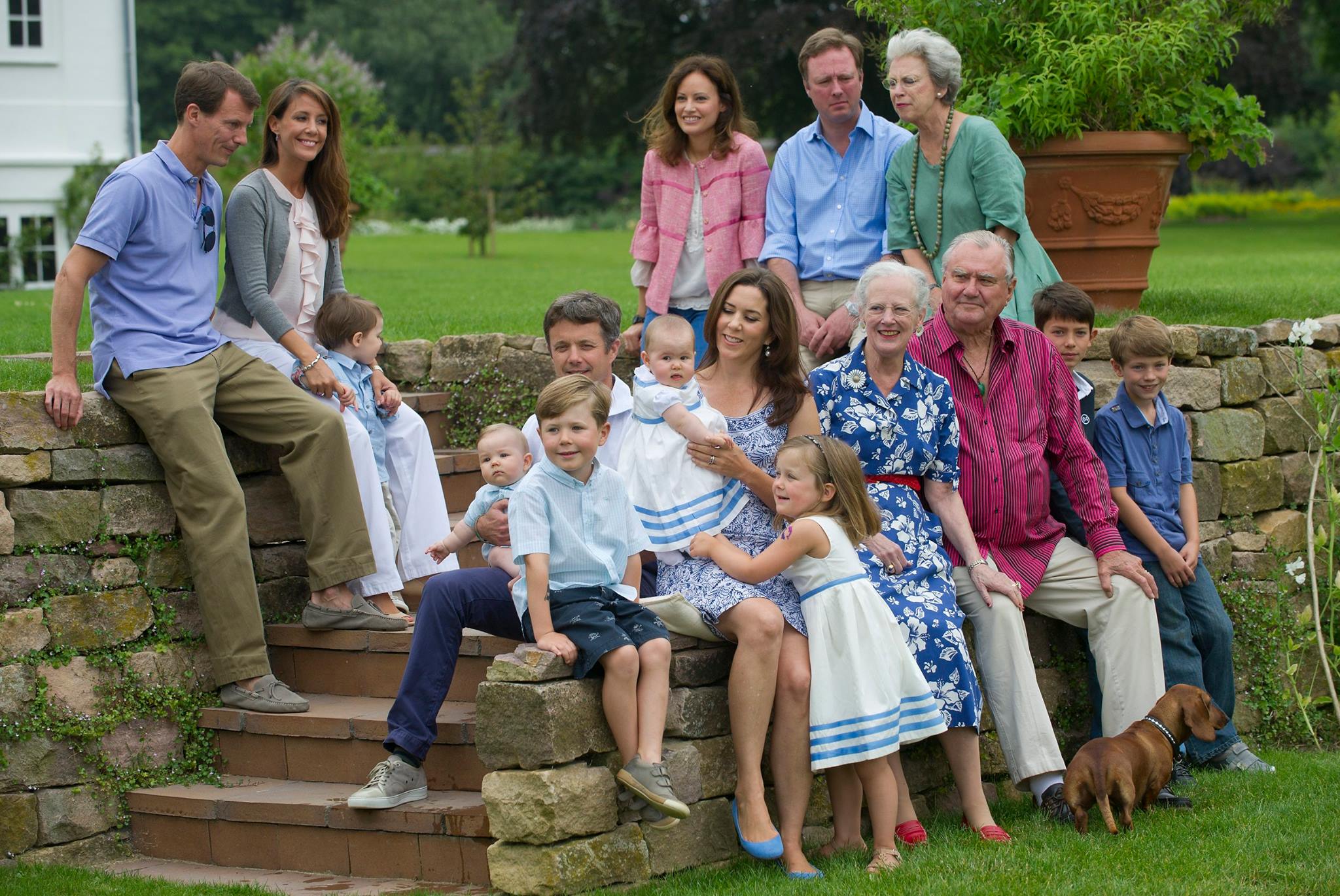 Родители в огромном доме. Большая счастливая семья. Фотосессия большой семьи. Большая дружная семья. Три поколения семьи.