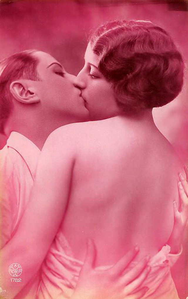 Страстная французская. Поцелуй. Французский поцелуй. Поцелуй картинки. Романтические открытки с поцелуями.