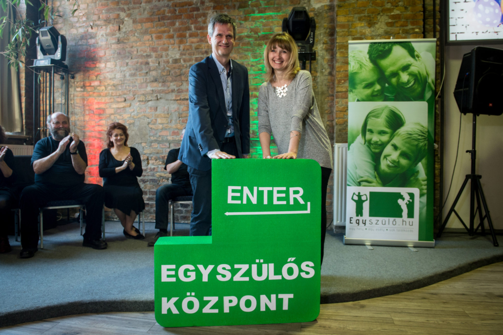 Áprilisban nyílik az ország első egyszülős központja