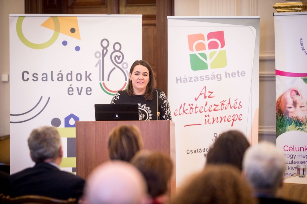 Novák Katalin: versenyképességi tényező, ha egy munkahely családbarát