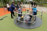 Játszótér nyílt mozgáskorlátozott gyermekek számára