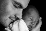 Örökbefogadás esetén is jár a minimum 10 nap apaszabadság
